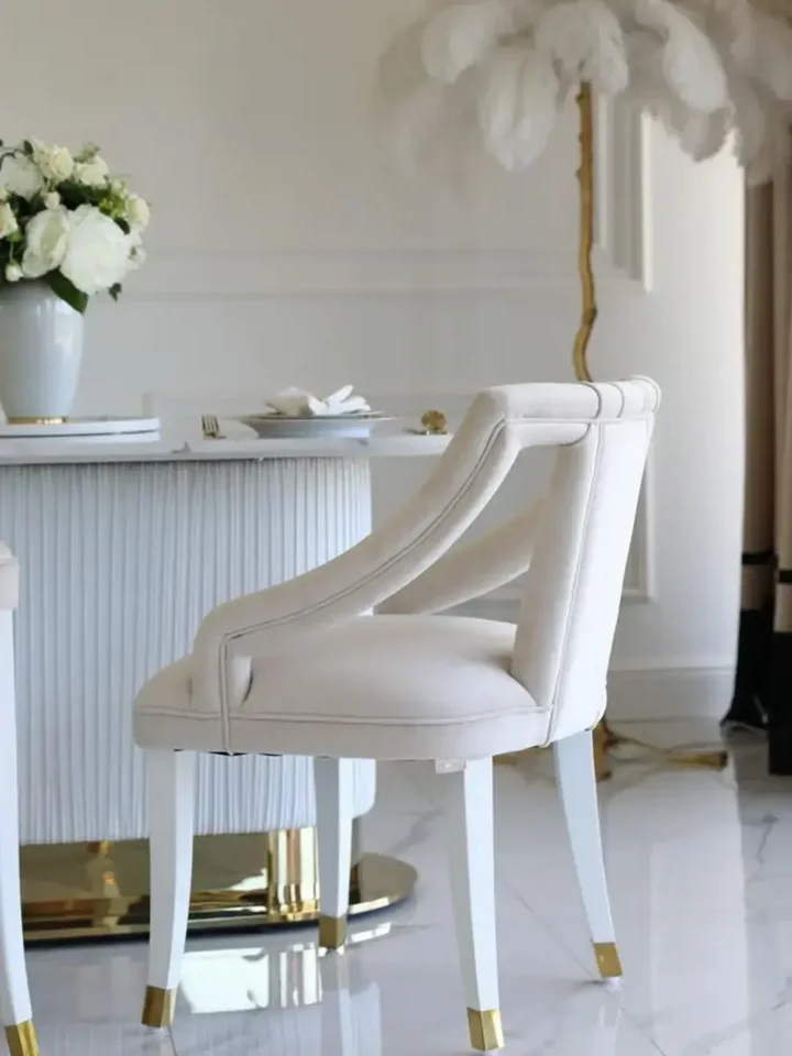 Krzesło PALACE Glamour w kontekście nowoczesnej jadalni. Ekspozycja w salonie przez Primavera Home.