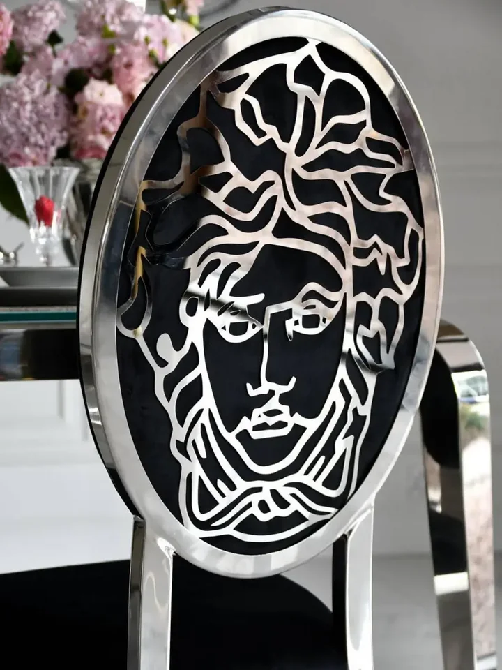 Perspektywiczne ujęcie ekskluzywnego krzesła do jadalni, glamour, nowoczesne, stalowe czarny, srebrny MEDUSA w eleganckim wnętrzu. Meble na zamówienie od Primavera Home.