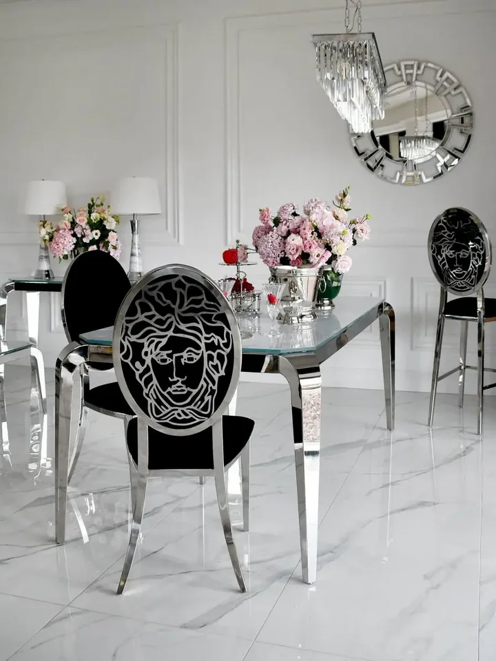 Ekskluzywne krzesło do jadalni, glamour, nowoczesne, stalowe czarny, srebrny MEDUSA w jasnym wnętrzu, dodające przestrzeni charakteru. Detal wykończenia od Primavera Home.