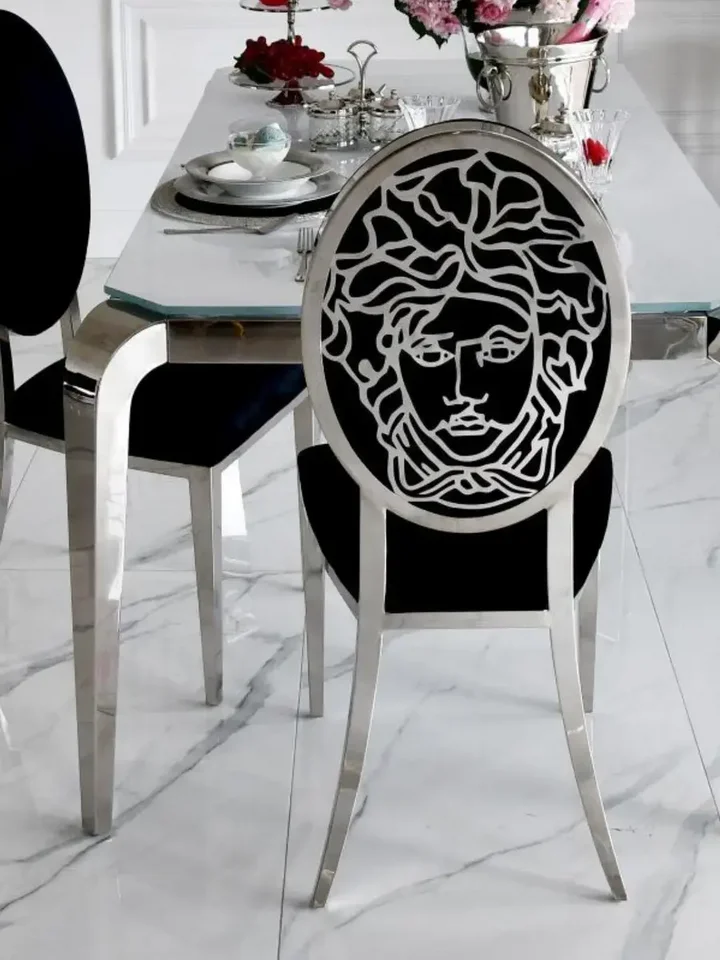 Ekskluzywne krzesło do jadalni, glamour, nowoczesne, stalowe czarny, srebrny MEDUSA w ciemnym wnętrzu, który podkreśla jego elegancję. Aranżacja nowoczesnego wnętrza od Primavera Home.