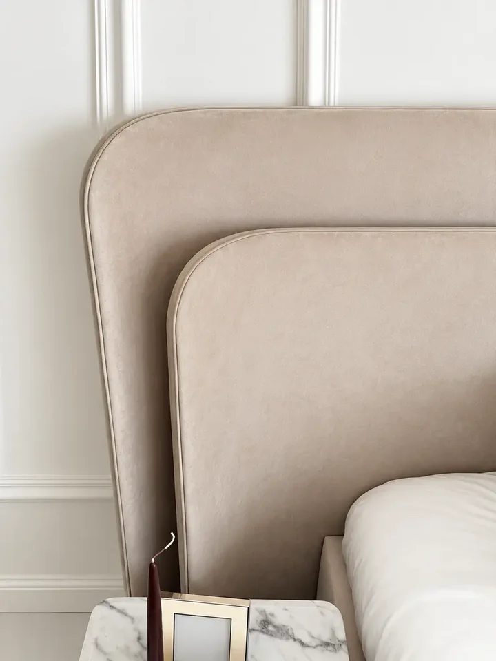 Ekskluzywne Łóżko Serena – Tapicerowane z Designerskim Wezgłowiem prezentowane w showroomie, w nowoczesnym otoczeniu. Meble na zamówienie od Primavera Home.