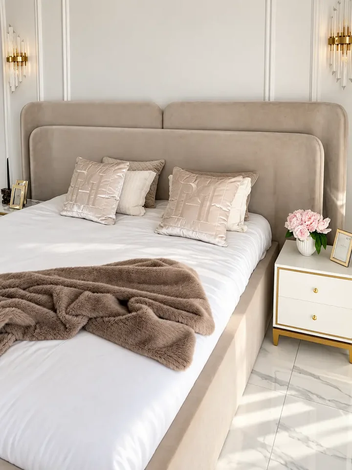 Ekskluzywne Łóżko Serena – Tapicerowane z Designerskim Wezgłowiem widziane z czoła, eksponujące jego eleganckie detale. Detal wykończenia od Primavera Home.