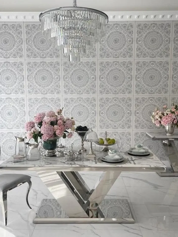 Zbliżenie na dotykowy detal blatu. Stół LV COLLECTION Srebrny od Primavera Home.