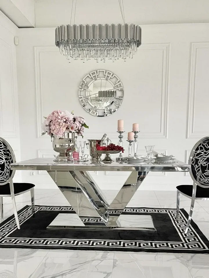Stół LV COLLECTION Srebrny w promieniach słonecznych. Ekspozycja w salonie od Primavera Home.