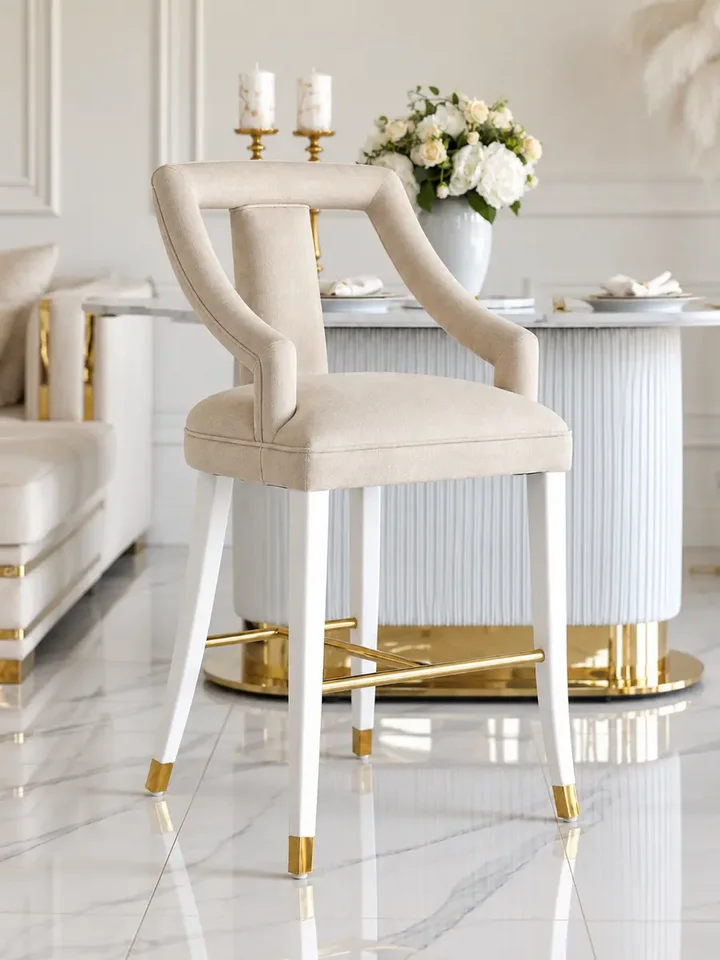 Hoker Glamour PALACE Beżowy Biały w stylowej aranżacji nowoczesnego salonu. Meble na zamówienie od Primavera Home.