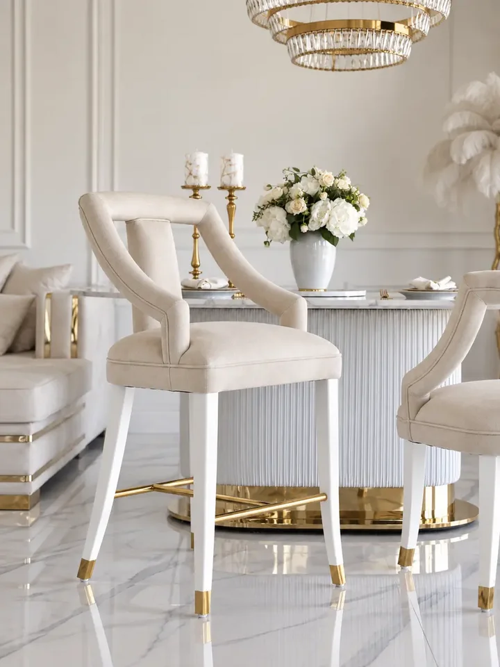 Zbliżenie na tkaninę hokera Glamour PALACE Beżowy Biały. Aranżacja nowoczesnego wnętrza od Primavera Home.