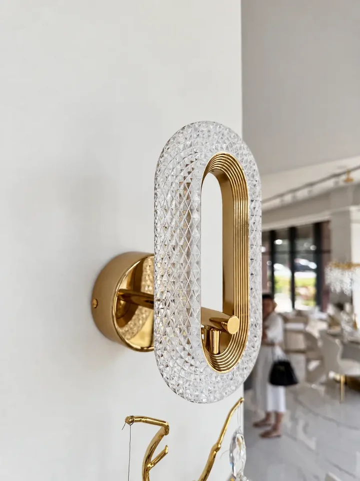 Kinkiet złoty, glamour, nowoczesny, lampa ścienna VALO w aranżacji nowoczesnego wnętrza salonu. Oświetlenie na zamówienie od Primavera Home.