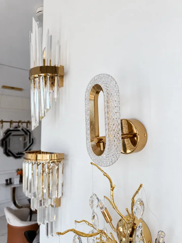 Kinkiet złoty, glamour, nowoczesny, lampa ścienna VALO w pełnym zestawie oświetlenia. Oświetlenie na zamówienie od Primavera Home.