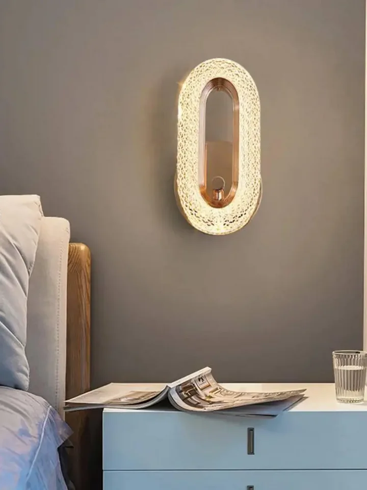 Kinkiet złoty, glamour, nowoczesny, lampa ścienna VALO umieszczony na półce, doskonale dopełniający aranżację. Oświetlenie na zamówienie od Primavera Home.