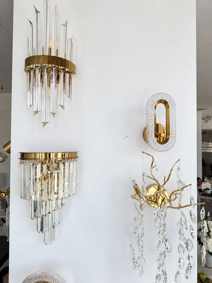 Kinkiet złoty, glamour, nowoczesny, lampa ścienna VALO w jasnym wnętrzu, doskonały do podkreślenia stylu. Oświetlenie na zamówienie od Primavera Home.
