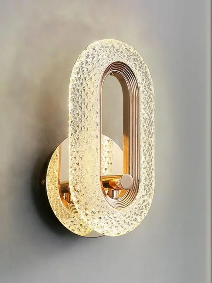 Kinkiet złoty, glamour, nowoczesny, lampa ścienna VALO w sypialni, idealny do stworzenia romantycznej atmosfery. Oświetlenie na zamówienie od Primavera Home.