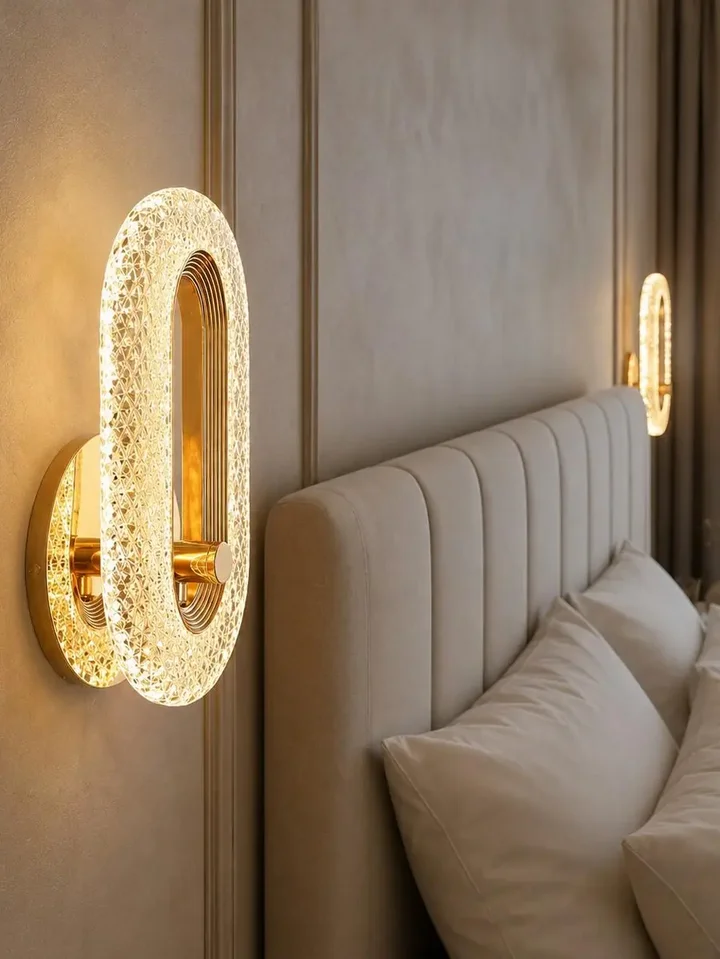 Kinkiet złoty, glamour, nowoczesny, lampa ścienna VALO w towarzystwie świec, tworzący przytulną atmosferę. Oświetlenie na zamówienie od Primavera Home.