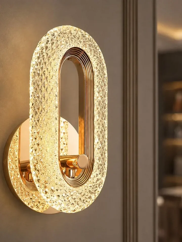 Kinkiet złoty, glamour, nowoczesny, lampa ścienna VALO widziana od dołu, uwydatniający jego szlachetny design. Oświetlenie na zamówienie od Primavera Home.