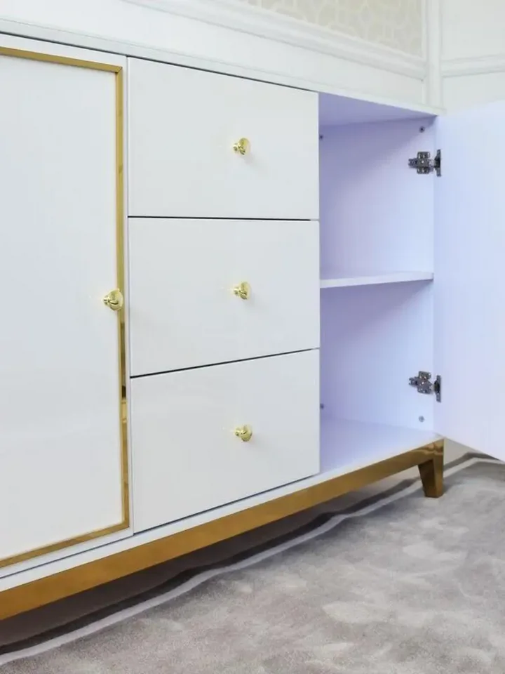 Zbliżenie na nogi komody. Komoda lakierowana LORENZO glamour drewniana biała złota od Primavera Home.