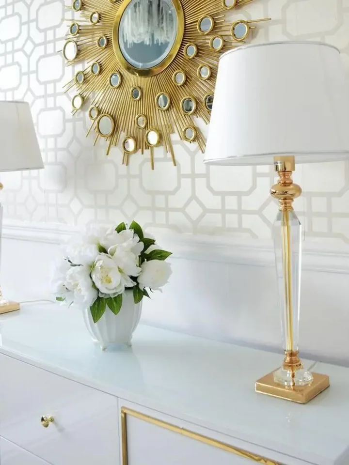 Perspektywiczne ujęcie komody w eleganckim otoczeniu. Komoda lakierowana LORENZO glamour drewniana biała złota od Primavera Home.