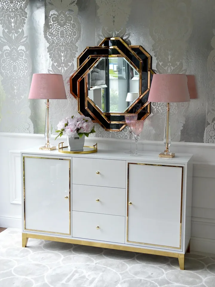 Komoda lakierowana LORENZO glamour drewniana biała złota pokazana z boku. Eksponuje elegancję w aranżacji nowoczesnego wnętrza od Primavera Home.