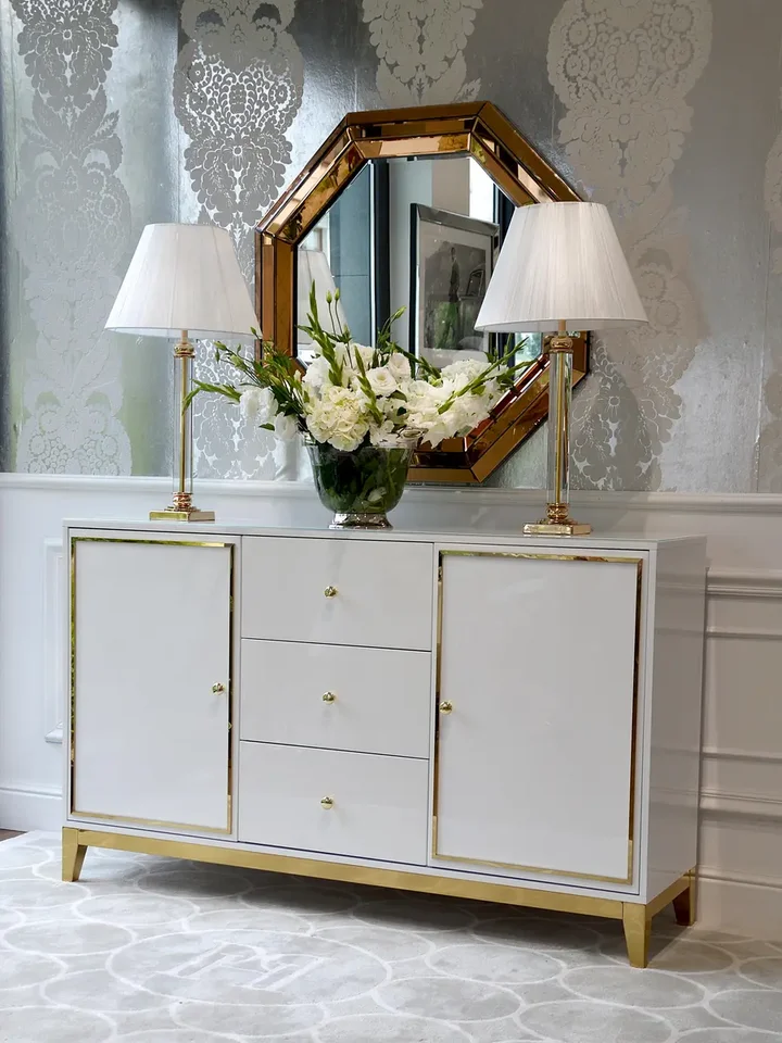 Zbliżenie na złote akcenty komody. Komoda lakierowana LORENZO glamour drewniana biała złota od Primavera Home.
