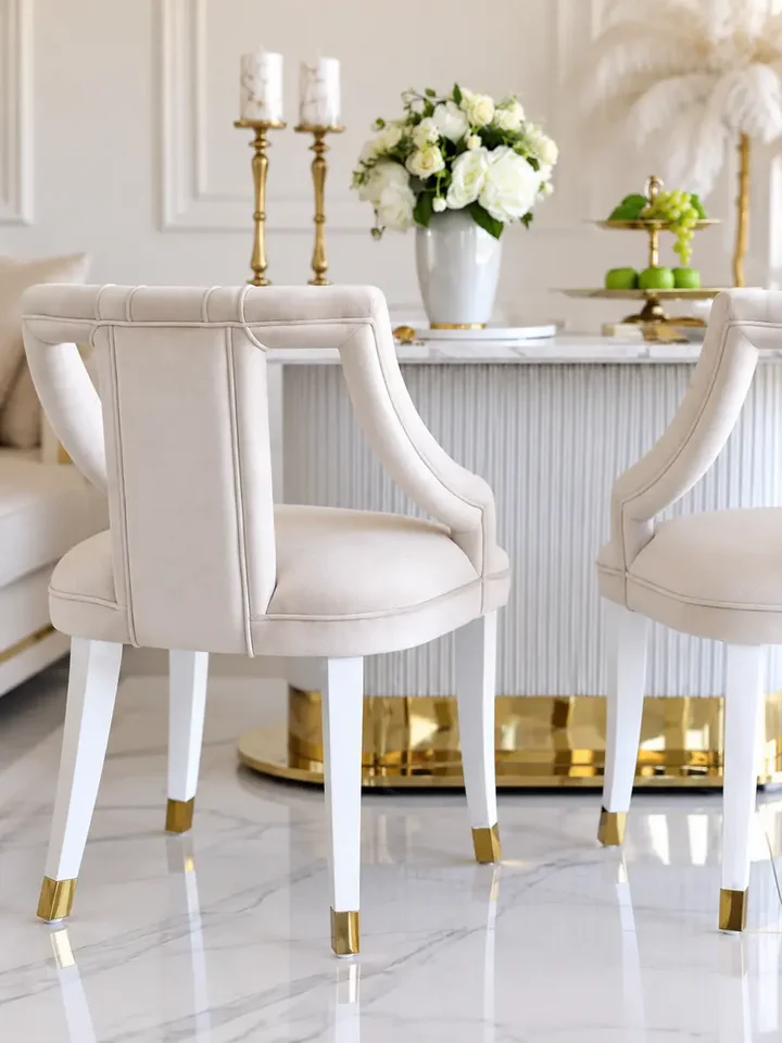 Krzesło PALACE Glamour w komplecie z innymi meblami. Aranżacja nowoczesnego wnętrza od Primavera Home.