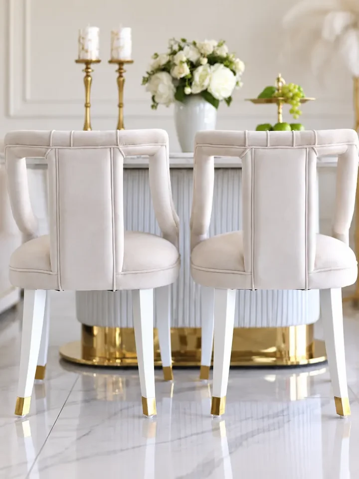Zbliżenie na aksamitną tkaninę krzesła PALACE Glamour. Detal wykończenia od Primavera Home.