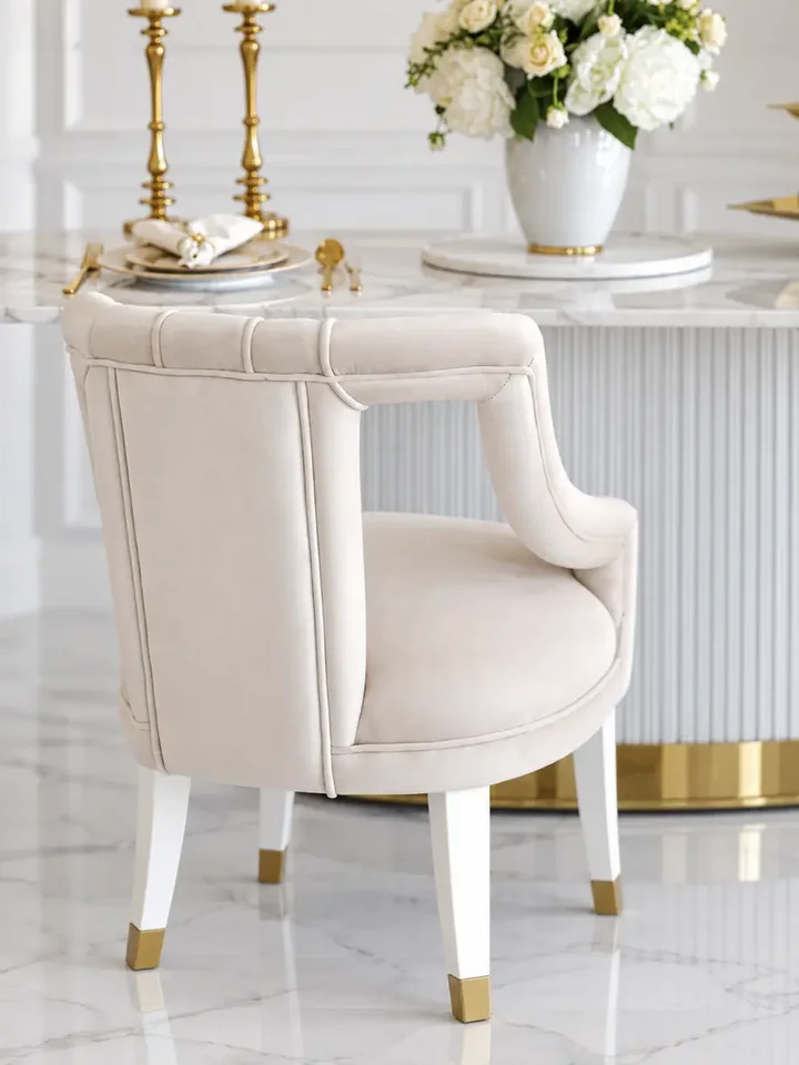 Krzesło PALACE Glamour w jasnym wnętrzu, doskonałe do stylowych aranżacji. Ekspozycja w salonie od Primavera Home.