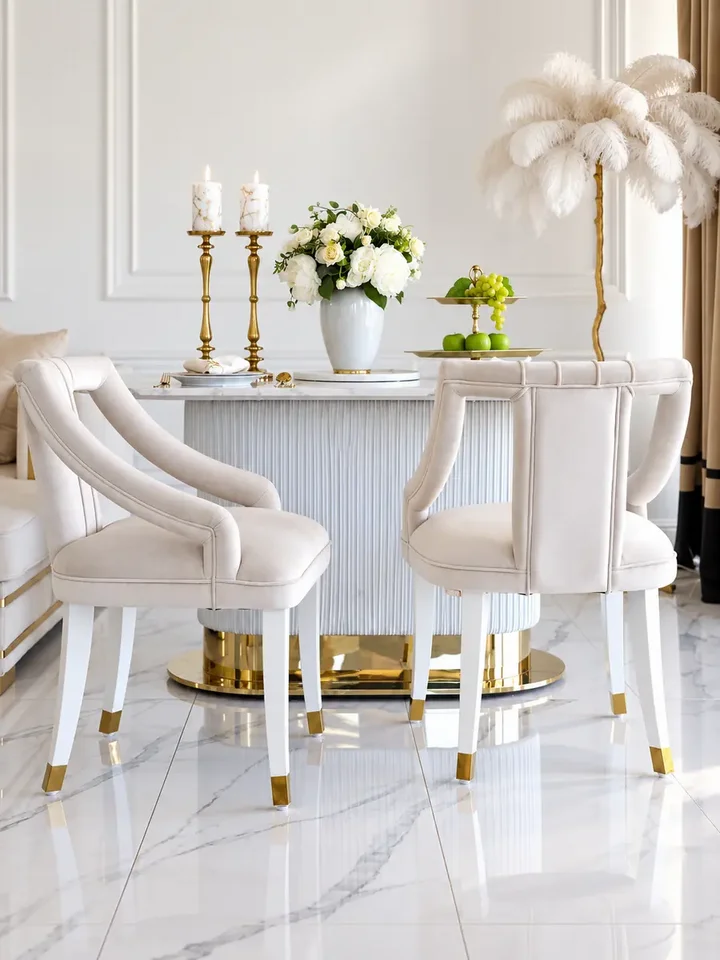 Widok krzesła PALACE Glamour z innej perspektywy, idealne do jadalni. Meble na zamówienie od Primavera Home.