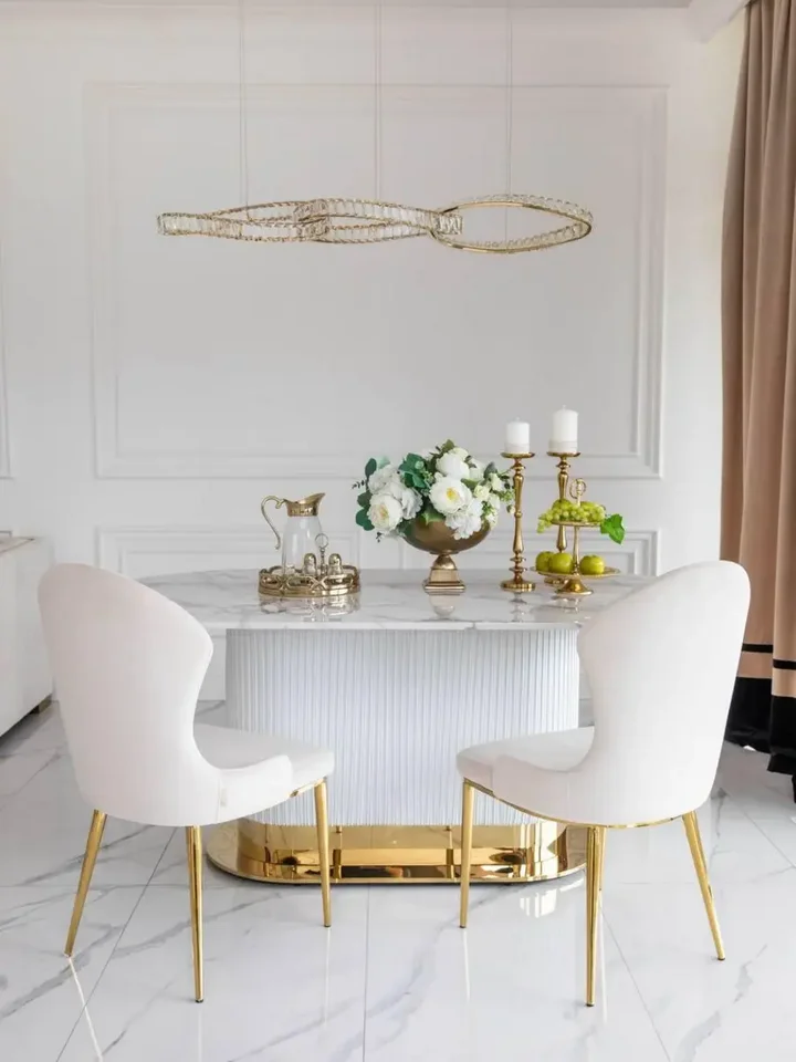 Krzesło Złote Beżowe LOUIS pokazane z boku, zwracające uwagę na elegancką konstrukcję. Ekspozycja w salonie od Primavera Home.