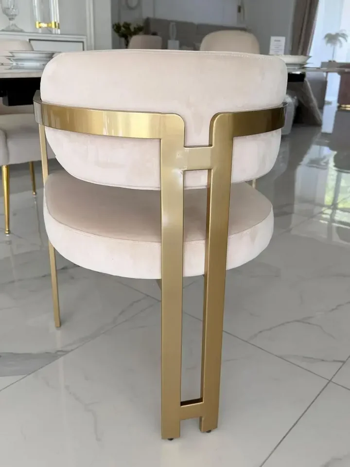Designerskie Krzesło Romeo – Styl Włoski prezentowane w kontekście całego asortymentu mebli. Meble na zamówienie od Primavera Home.