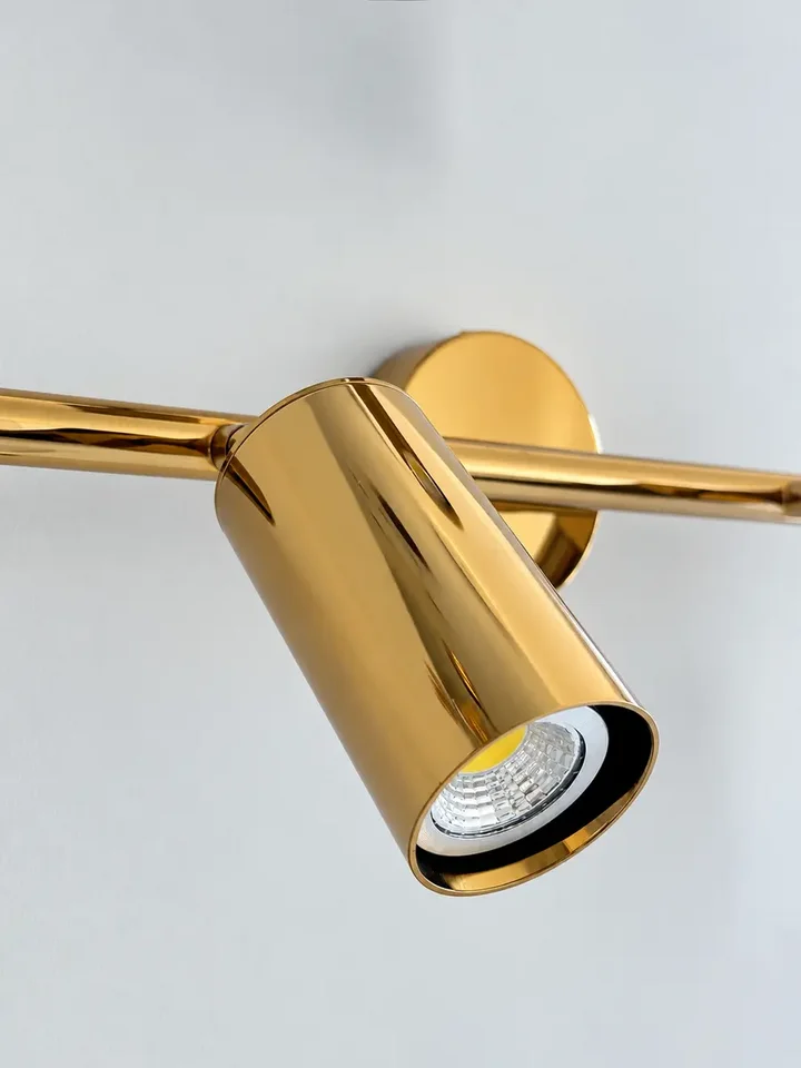 Lampa prezentująca się w nowoczesnym salonie, nadająca stylu i klasy. Oświetlenie na zamówienie od Primavera Home.