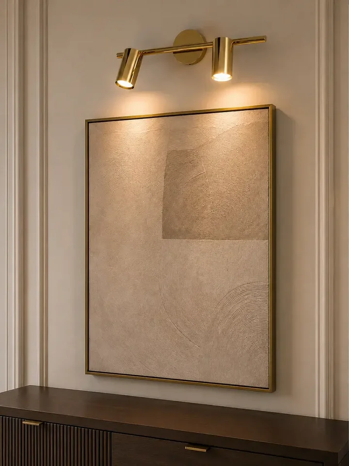 Lampa glamour, złota, sufitowa, designerska, ekskluzywna, dwa punkty świetlne MODERN 2 w ujęciu z przodu. Oświetlenie na zamówienie od Primavera Home.