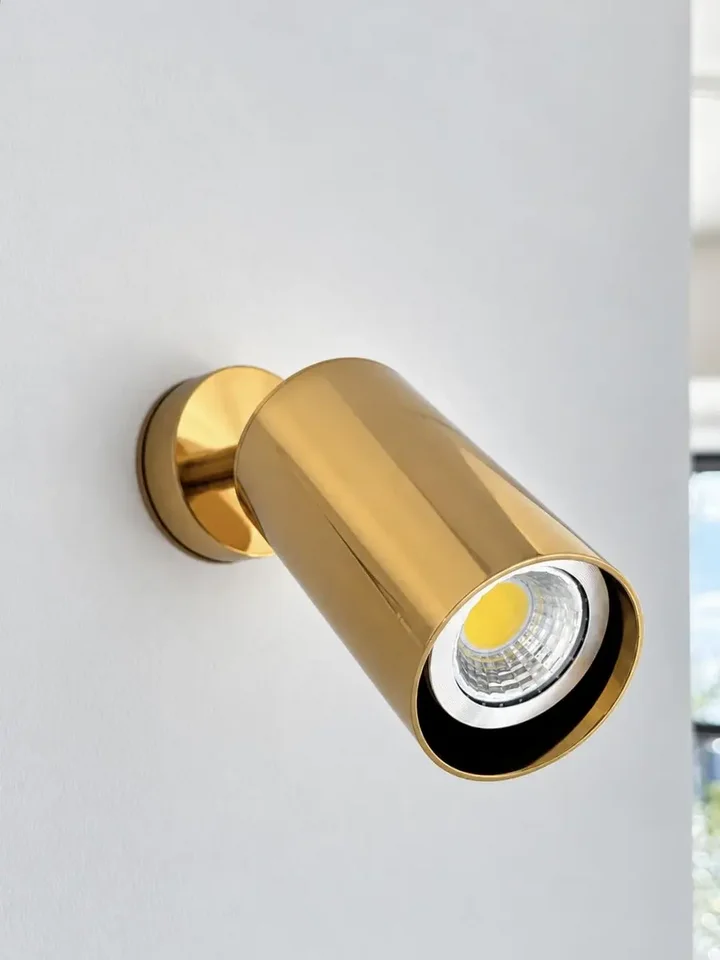 Stylowa lampa glamour w aranżacji nowoczesnego salonu, podkreślająca elegancję od Primavera Home.