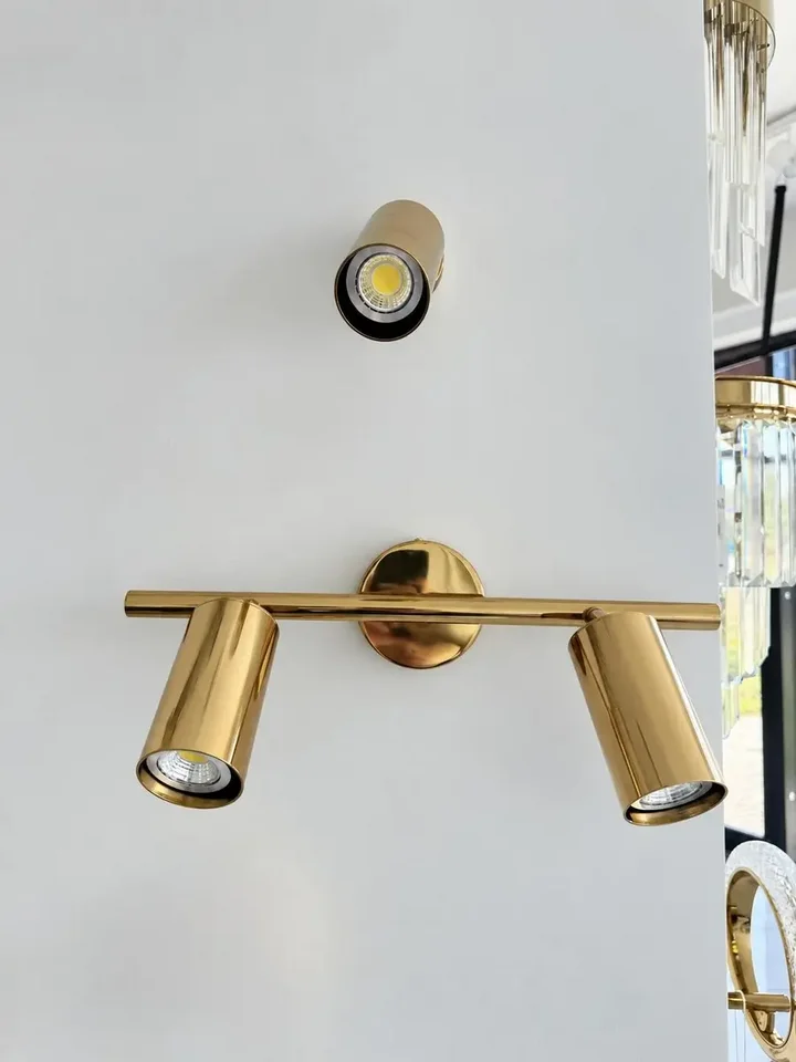 Lampa glamour w ekspozycji w showroomie, efektownie eksponująca swoją elegancję od Primavera Home.