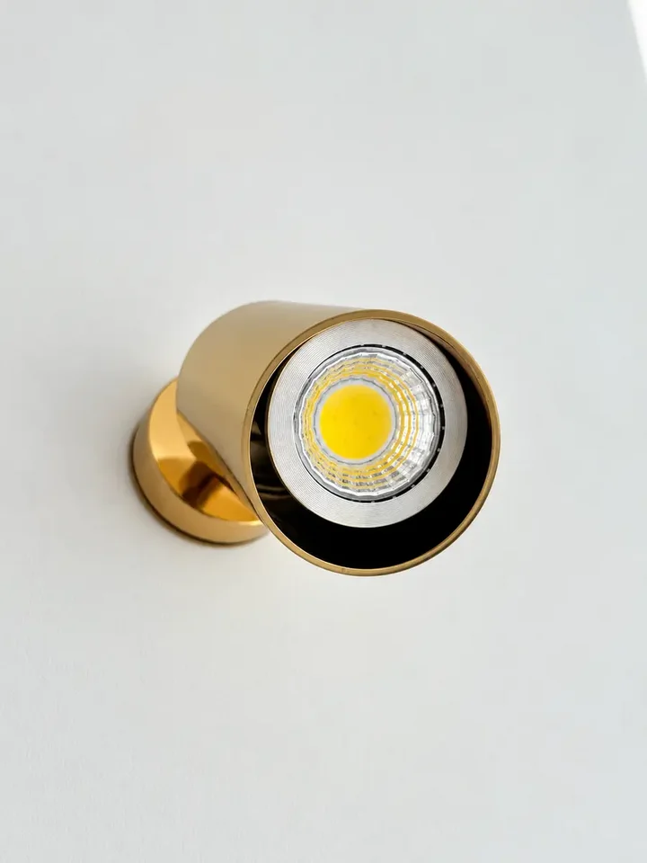 Lampa glamour, złota, sufitowa, designerska, ekskluzywna, pojedyncza, punkt świetlny MODERN 1 w profilu, idealna do aranżacji nowoczesnego wnętrza od Primavera Home.