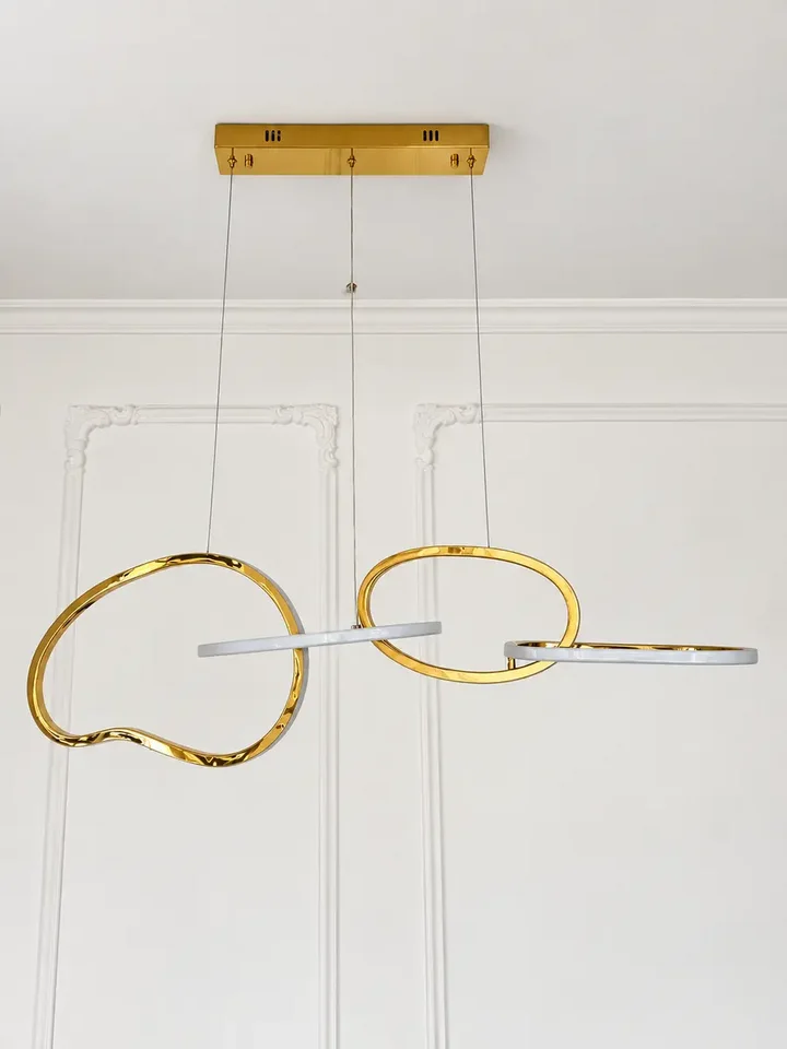 Lampa Złota Nowoczesna Nad Stół w perspektywie, doskonale eksponująca jej elegancję. Meble na zamówienie od Primavera Home.