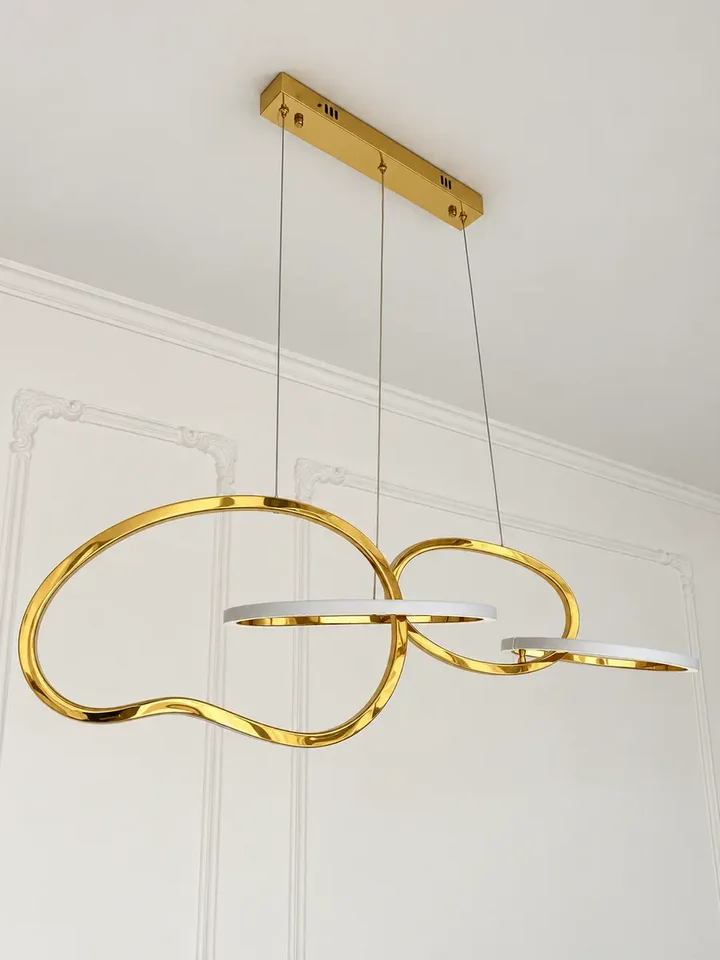 Lampa Złota Nowoczesna Nad Stół ukazująca detal wykończenia. Aranżacja nowoczesnego wnętrza z Primavera Home.