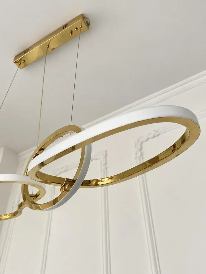 Lampa Złota Nowoczesna Nad Stół w aranżacji w salonie, nadająca przestrzeni elegancji. Ekspozycja w salonie od Primavera Home.