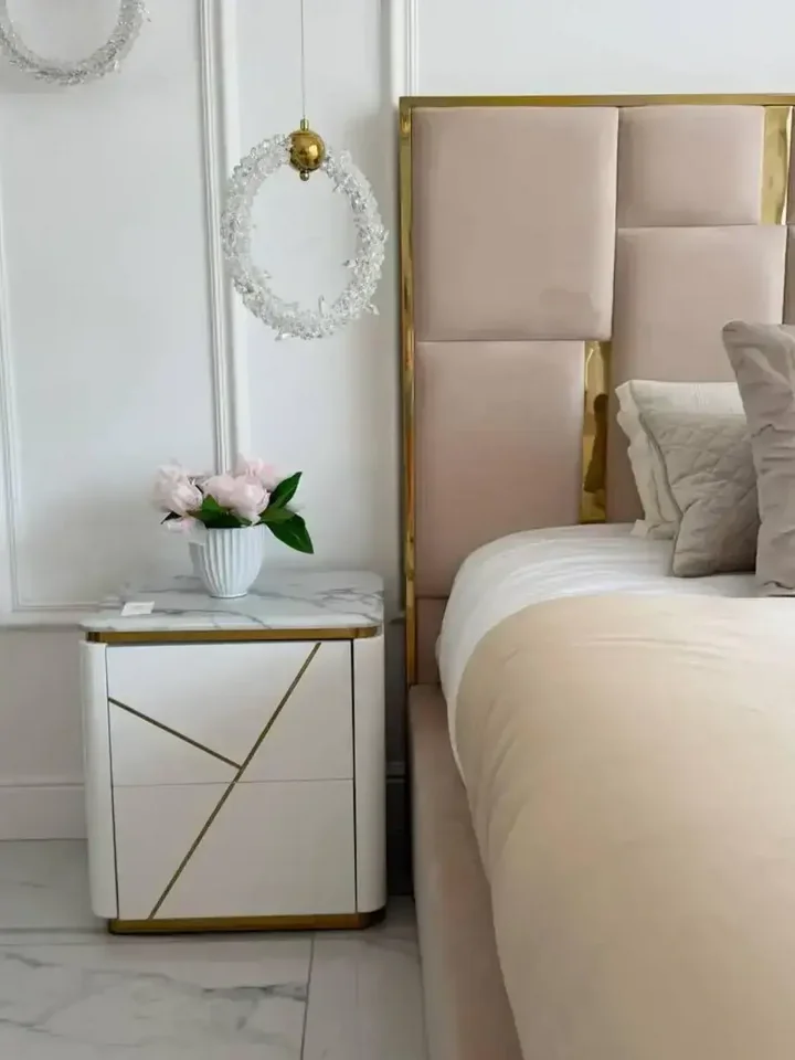 Widok na wysokości łóżka glamour tapicerowanego, które wyróżnia się luksusowym designem od Primavera Home.
