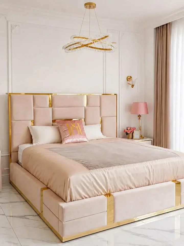 Złota listwa w łóżku glamour tapicerowanym, elegancki akcent podkreślający wyjątkowość mebla od Primavera Home.