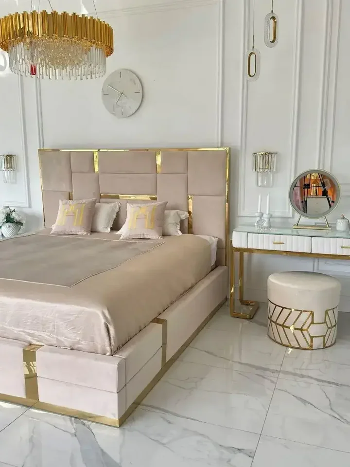 Zbliżenie na detal wykończenia łóżka glamour, ukazujące staranność wykonania i zastosowane materiały.