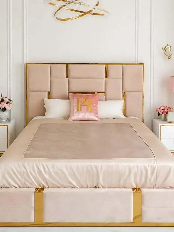 Łóżko glamour tapicerowane, nowoczesne, ze złotą listwą, beżowe 180x200cm EMPORIO w ujęciu z przodu, idealnie komponujące się z aranżacją nowoczesnego wnętrza.