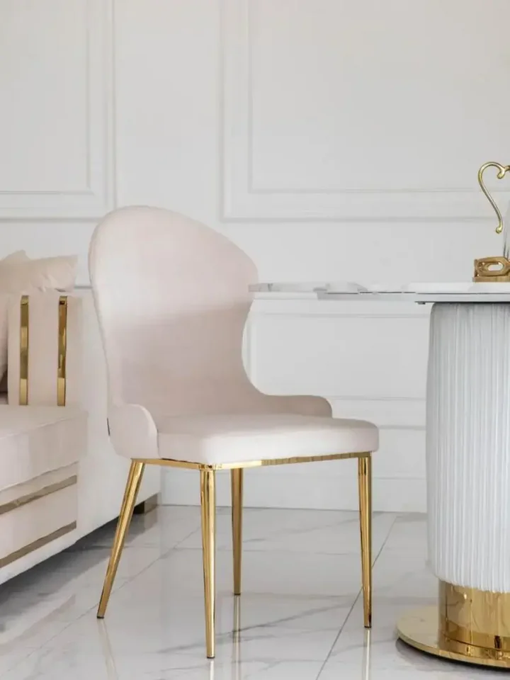 Krzesło Złote Beżowe LOUIS w nowoczesnym stylu, wpisujące się w trendy aranżacyjne. Ekspozycja w salonie od Primavera Home.