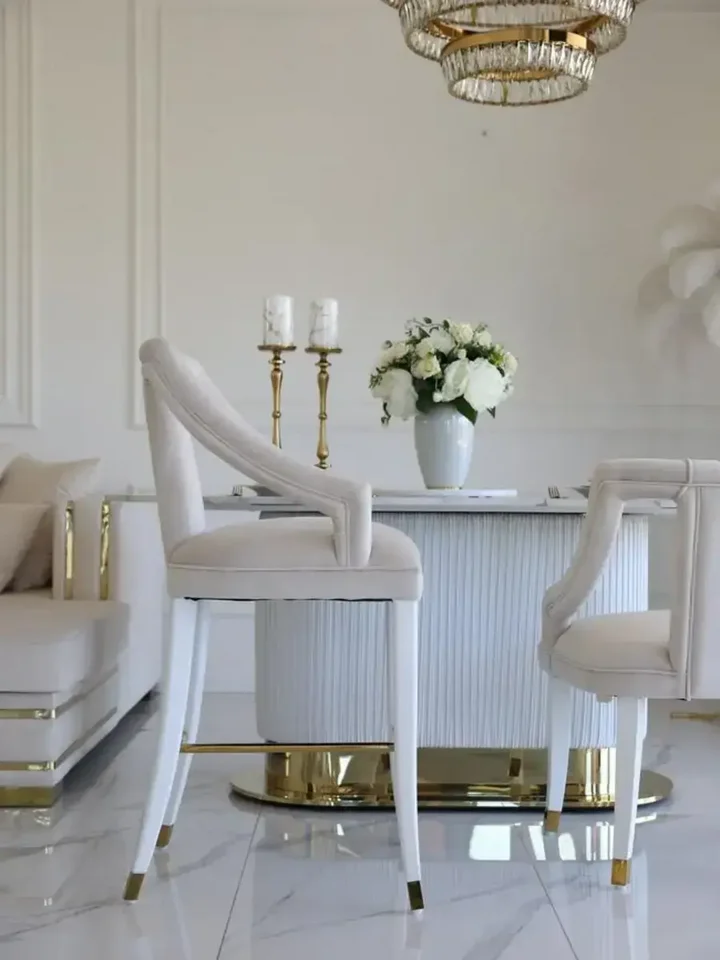 Hoker Glamour PALACE Beżowy Biały z zaznaczeniem szerokości i głębokości. Detal wykończenia od Primavera Home.