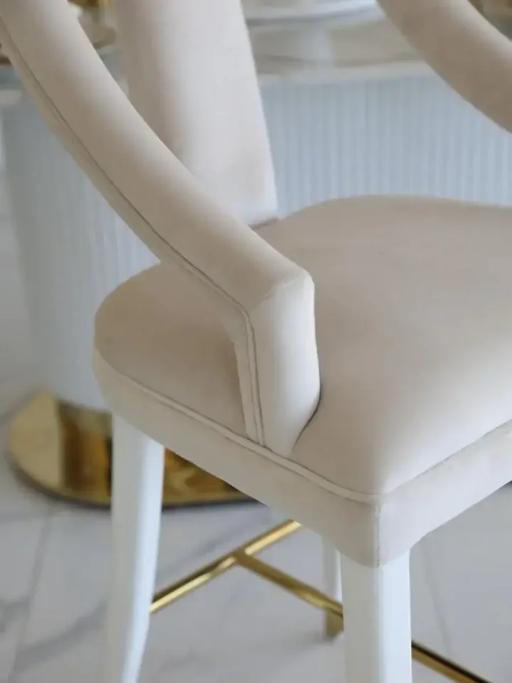 Hoker Glamour PALACE Beżowy Biały w jasnym wnętrzu, nadającym lekkości przestrzeni. Ekspozycja w salonie od Primavera Home.