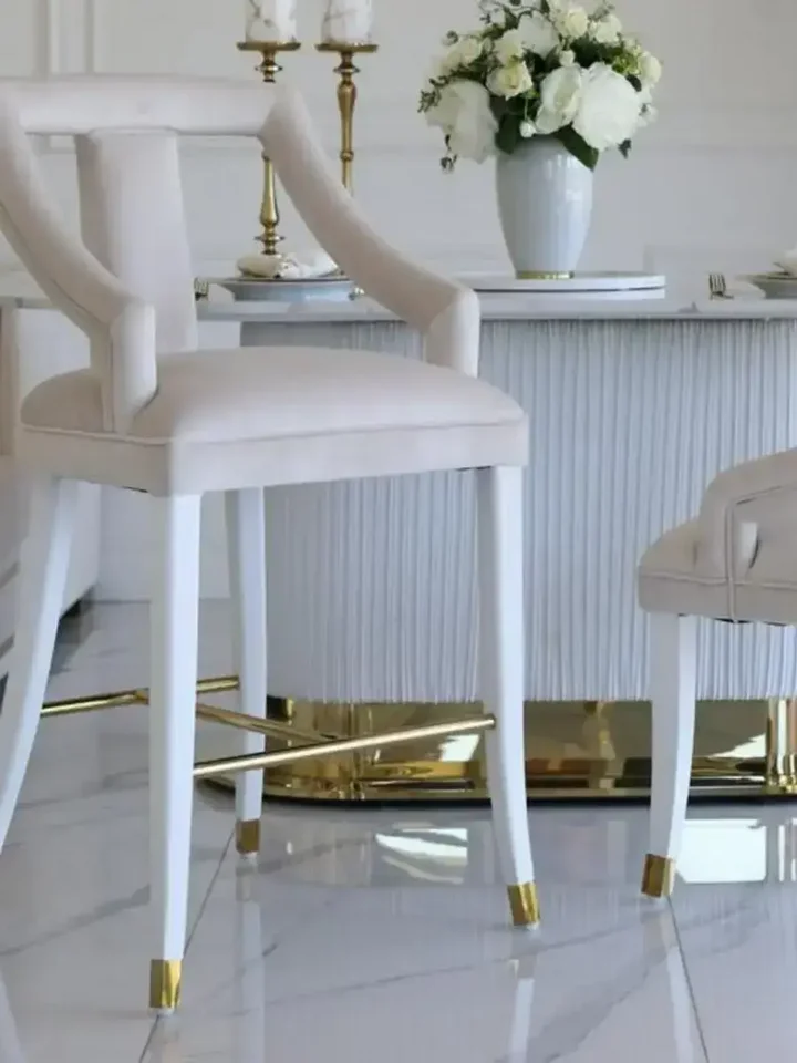 Hoker Glamour PALACE Beżowy Biały w ogólnym ujęciu, prezentującym styl i elegancję. Aranżacja nowoczesnego wnętrza od Primavera Home.