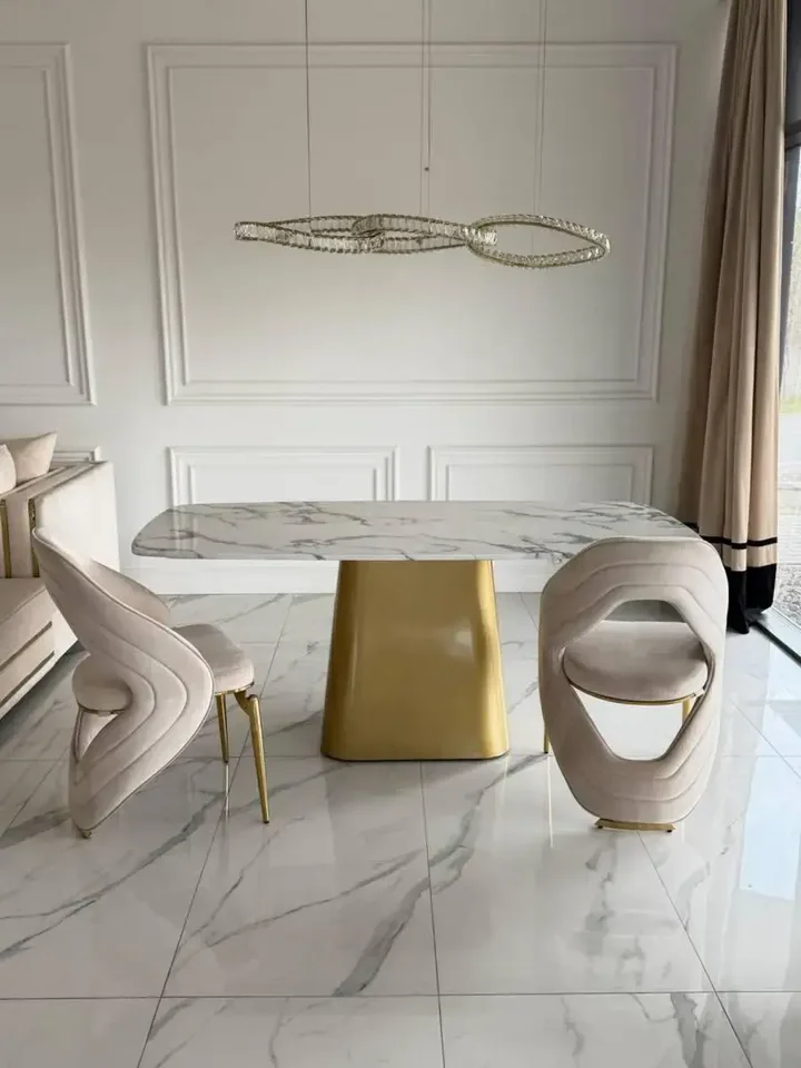 Luksusowy nowoczesny stół do jadalni szczotkowane złoto, widok z tyłu, ukazujący stylowy design. Meble na zamówienie od Primavera Home.