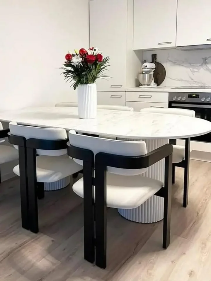 Krzesło Designerskie Forest w grupie innych mebli. Ekspozycja w salonie od Primavera Home.