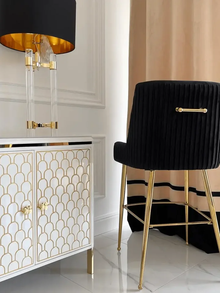Hoker PALOMA stylizowany na białym tle, podkreślający jego elegancję. Aranżacja nowoczesnego wnętrza od Primavera Home.