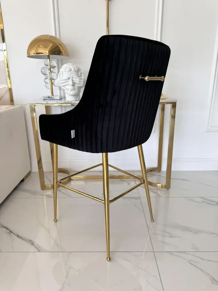 Hoker PALOMA widoczny z okna w eleganckim wnętrzu. Ekspozycja w salonie od Primavera Home.