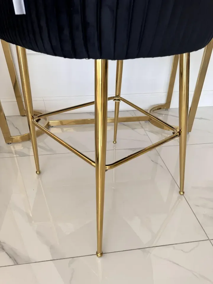 Hoker PALOMA w perspektywie, podkreślający jego elegancki design. Meble na zamówienie od Primavera Home.
