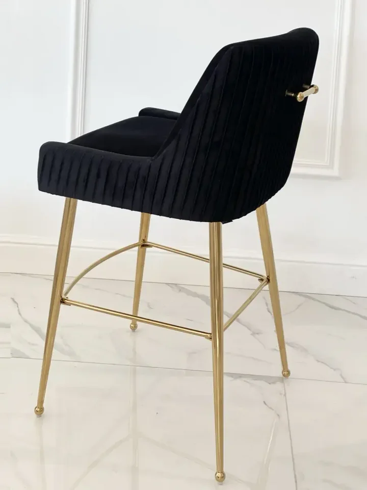 Hoker PALOMA na tle obrazów, łącząc sztukę z elegancją mebla. Meble na zamówienie od Primavera Home.