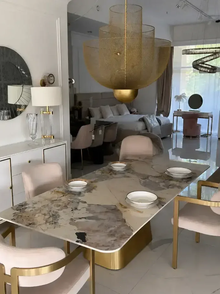 Stół w Stylu Włoskim BELISSIMA pokazany w całym zestawie mebli. Ekspozycja w salonie od Primavera Home.